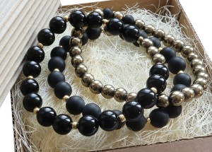 Zestaw trzech bransoletek z kamieni czarno złoty 8439 [k80]