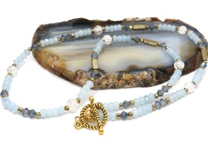 Delikatny błękitny naszyjnik z drobnych kamyczków 9182 [023]