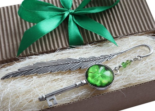 8507 zakładka do ksiąćki klucz do wiedzy z koniczynką na szczęście.jpg