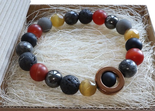 8658 bransoletka z kamieni w pudełku na prezent.jpg