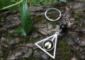 8598C BRELOK HARRY POTTER INSYGNIA ŚMMIERCI GADŻET DLA FANA.jpg