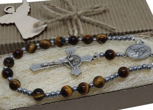 Różaniec do samochodu na lusterko w pudełku z sentencją 9062